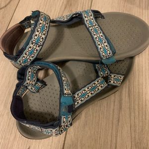 Women’s size 7 Teva’s
